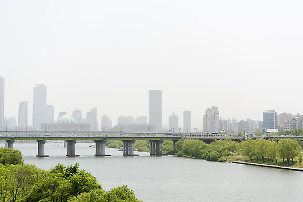 포토 JPG 주간 하늘 빌딩 사람없음 야외 봄풍경 도시 한강 선유도공원 가교 국내포토 자연요소 건축물 공원 서울 풍경 건물 봄 랜드마크 파일형식