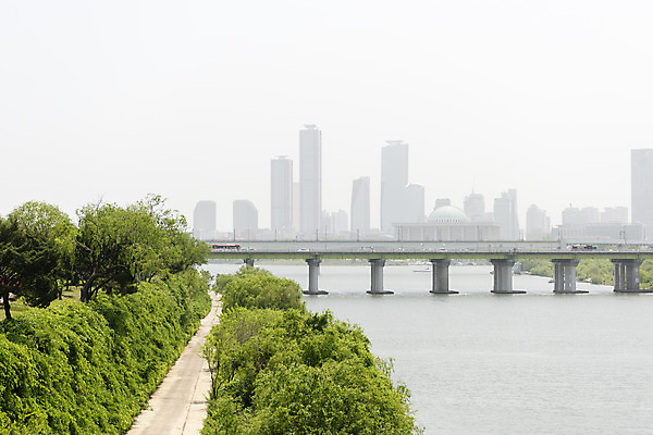 포토 JPG 주간 하늘 빌딩 사람없음 야외 봄풍경 산책로 도시 한강 선유도공원 가교 국내포토 자연요소 건축물 공원 길 서울 풍경 건물 봄 랜드마크 파일형식