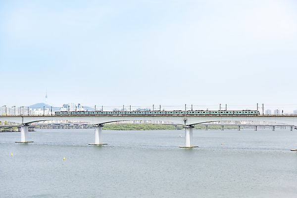 포토 JPG 주간 하늘 사람없음 야외 봄풍경 기차 한강 선유도공원 가교 국내포토 자연요소 건축물 공원 육상교통 대중교통 서울 풍경 봄 랜드마크 파일형식