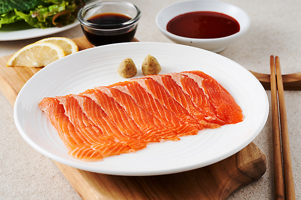 포토 JPG 스튜디오촬영 접시 실내 사람없음 회 레몬 해산물 간장 나무젓가락 나무도마 숭어 초고추장 베이지색배경 국내포토 식기 음식 백그라운드 과일 젓가락 도마 내부 목재 양념 베이지색 파일형식