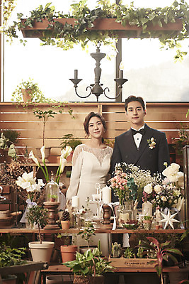 포토 JPG 스튜디오촬영 전신 부부 여자 남자 꽃 행복 화분 웨딩드레스 결혼 결혼식 실내 미소 정장 턱시도 상반신 20대 성인 두명 앞모습 팔짱 한국인 설레임 신랑신부 성인만 웨딩촬영 스몰웨딩 국내포토 식물 커플 드레스 옷 감정 신부_웨딩 뷰포인트 신랑 모션 표정 사람 동양인 이벤트 청년 내부 기념사진 파일형식