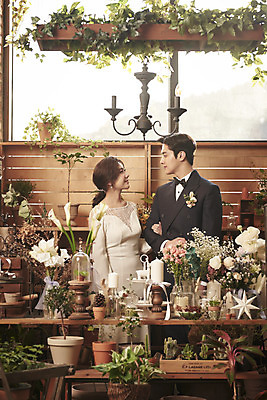 포토 JPG 스튜디오촬영 전신 부부 여자 남자 꽃 행복 화분 웨딩드레스 결혼 결혼식 실내 정장 턱시도 상반신 20대 성인 두명 앞모습 마주보기 팔짱 한국인 설레임 신랑신부 성인만 웨딩촬영 스몰웨딩 국내포토 식물 커플 드레스 옷 감정 신부_웨딩 뷰포인트 신랑 모션 사람 동양인 이벤트 청년 내부 기념사진 파일형식