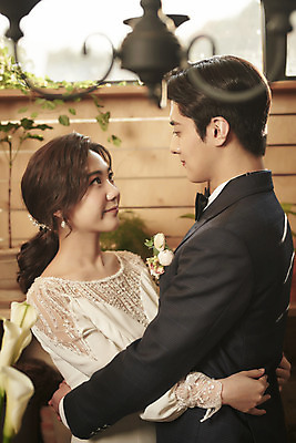 포토 JPG 스튜디오촬영 부부 여자 남자 꽃 행복 웨딩드레스 결혼 포옹 결혼식 실내 정장 턱시도 상반신 20대 성인 두명 옆모습 마주보기 한국인 설레임 신랑신부 성인만 웨딩촬영 스몰웨딩 국내포토 식물 커플 드레스 옷 감정 신부_웨딩 뷰포인트 신랑 안기 모션 사람 동양인 이벤트 청년 내부 기념사진 파일형식