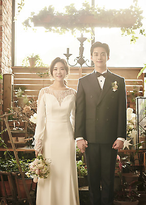 포토 JPG 스튜디오촬영 전신 부부 여자 남자 꽃 행복 부케 웨딩드레스 결혼 결혼식 실내 미소 들기 정장 턱시도 20대 성인 두명 앞모습 손잡기 한국인 설레임 신랑신부 성인만 웨딩촬영 스몰웨딩 국내포토 식물 커플 드레스 옷 감정 신부_웨딩 뷰포인트 꽃다발 신랑 모션 표정 사람 동양인 이벤트 청년 내부 기념사진 파일형식