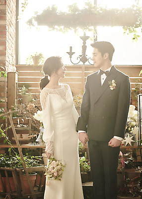 포토 JPG 스튜디오촬영 전신 부부 여자 남자 꽃 행복 부케 웨딩드레스 결혼 결혼식 실내 들기 정장 턱시도 20대 성인 두명 앞모습 마주보기 손잡기 한국인 설레임 신랑신부 성인만 웨딩촬영 스몰웨딩 국내포토 식물 커플 드레스 옷 감정 신부_웨딩 뷰포인트 꽃다발 신랑 모션 사람 동양인 이벤트 청년 내부 기념사진 파일형식