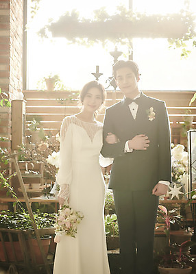 포토 JPG 스튜디오촬영 전신 부부 여자 남자 꽃 행복 부케 웨딩드레스 결혼 결혼식 실내 미소 들기 정장 턱시도 20대 성인 두명 앞모습 팔짱 한국인 설레임 신랑신부 성인만 웨딩촬영 스몰웨딩 국내포토 식물 커플 드레스 옷 감정 신부_웨딩 뷰포인트 꽃다발 신랑 모션 표정 사람 동양인 이벤트 청년 내부 기념사진 파일형식