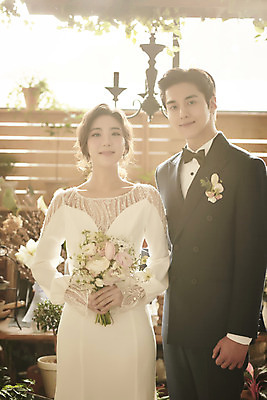 포토 JPG 스튜디오촬영 부부 여자 남자 꽃 행복 부케 웨딩드레스 결혼 결혼식 실내 미소 들기 정장 턱시도 상반신 20대 성인 두명 앞모습 한국인 설레임 신랑신부 성인만 웨딩촬영 스몰웨딩 국내포토 식물 커플 드레스 옷 감정 신부_웨딩 뷰포인트 꽃다발 신랑 모션 표정 사람 동양인 이벤트 청년 내부 기념사진 파일형식