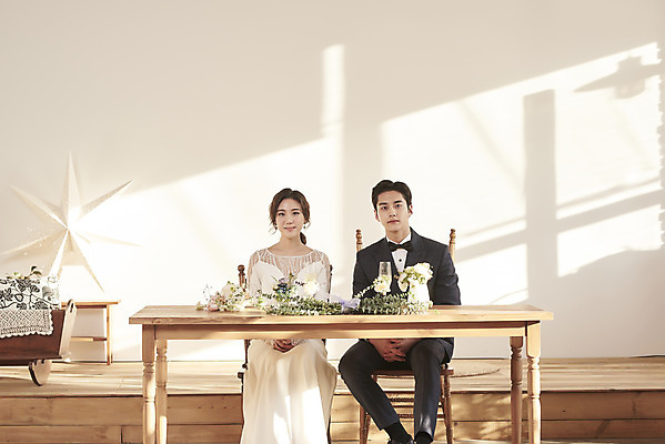 포토 JPG 스튜디오촬영 전신 부부 응시 여자 남자 꽃 행복 웨딩드레스 결혼 탁자 실내 미소 앉기 정장 턱시도 20대 성인 두명 앞모습 한국인 설레임 신랑신부 성인만 웨딩촬영 스몰웨딩 국내포토 식물 커플 시선 드레스 옷 감정 신부_웨딩 뷰포인트 가구 신랑 모션 표정 사람 동양인 이벤트 청년 내부 기념사진 파일형식