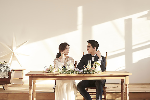 포토 JPG 스튜디오촬영 전신 부부 여자 남자 꽃 행복 웨딩드레스 결혼 탁자 실내 앉기 정장 턱시도 20대 성인 두명 앞모습 마주보기 턱괴기 한국인 설레임 신랑신부 성인만 웨딩촬영 스몰웨딩 국내포토 식물 커플 드레스 옷 감정 신부_웨딩 뷰포인트 가구 신랑 모션 사람 동양인 이벤트 청년 내부 기념사진 파일형식