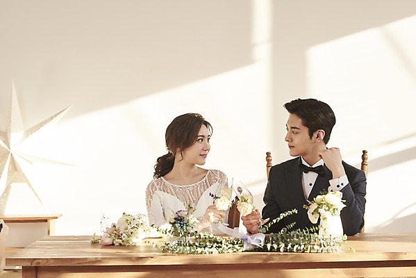 포토 JPG 스튜디오촬영 부부 여자 남자 꽃 행복 웨딩드레스 결혼 탁자 실내 들기 앉기 정장 턱시도 상반신 20대 성인 두명 앞모습 마주보기 한국인 건배 샴페인잔 설레임 신랑신부 성인만 웨딩촬영 스몰웨딩 국내포토 식물 커플 드레스 옷 감정 신부_웨딩 뷰포인트 가구 신랑 술잔 모션 사람 동양인 이벤트 청년 내부 기념사진 파일형식