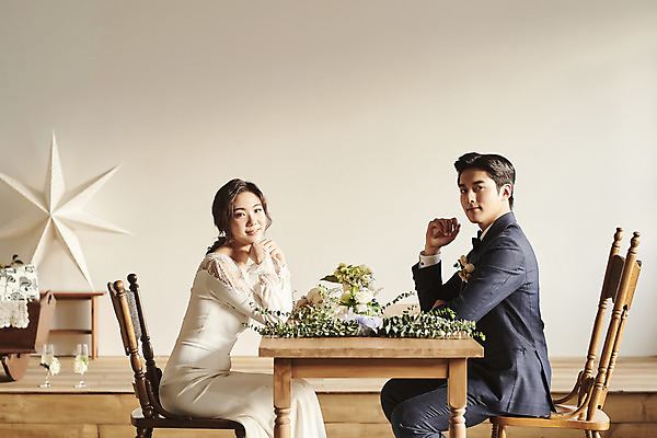 포토 JPG 스튜디오촬영 부부 여자 남자 꽃 행복 웨딩드레스 결혼 탁자 실내 미소 앉기 정장 턱시도 상반신 20대 성인 두명 앞모습 턱괴기 한국인 마주앉기 설레임 신랑신부 성인만 웨딩촬영 스몰웨딩 국내포토 식물 커플 드레스 옷 감정 신부_웨딩 뷰포인트 가구 신랑 모션 표정 사람 동양인 이벤트 청년 내부 기념사진 파일형식