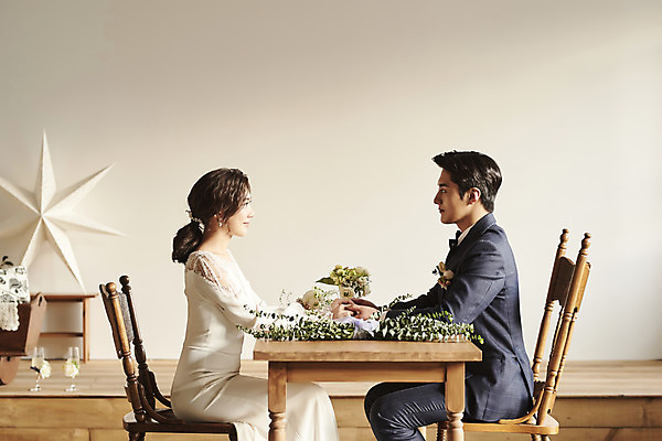 포토 JPG 스튜디오촬영 부부 여자 남자 꽃 행복 웨딩드레스 결혼 탁자 실내 앉기 정장 턱시도 상반신 20대 성인 두명 옆모습 마주보기 손잡기 한국인 마주앉기 설레임 신랑신부 성인만 웨딩촬영 스몰웨딩 국내포토 식물 커플 드레스 옷 감정 신부_웨딩 뷰포인트 가구 신랑 모션 사람 동양인 이벤트 청년 내부 기념사진 파일형식