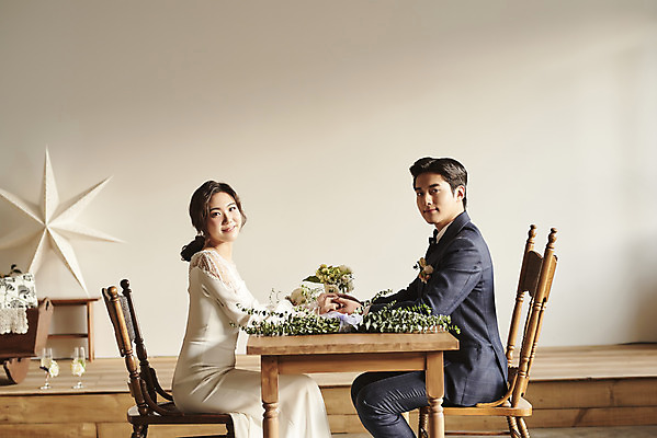 포토 JPG 스튜디오촬영 부부 응시 여자 남자 꽃 행복 웨딩드레스 결혼 탁자 실내 미소 앉기 정장 턱시도 상반신 20대 성인 두명 옆모습 손잡기 한국인 마주앉기 설레임 신랑신부 성인만 웨딩촬영 스몰웨딩 국내포토 식물 커플 시선 드레스 옷 감정 신부_웨딩 뷰포인트 가구 신랑 모션 표정 사람 동양인 이벤트 청년 내부 기념사진 파일형식