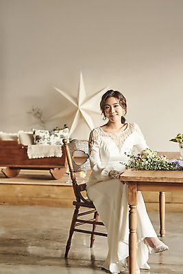 포토 JPG 스튜디오촬영 전신 여자 꽃 행복 신부 웨딩드레스 결혼 탁자 실내 한명 미소 앉기 20대 성인 앞모습 한국인 다리꼬기 설레임 성인여자한명만 웨딩촬영 스몰웨딩 국내포토 식물 1 드레스 감정 뷰포인트 가구 모션 표정 사람 동양인 이벤트 청년 내부 기념사진 여자한명만 성인여자만 파일형식