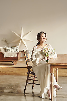 포토 JPG 스튜디오촬영 전신 여자 행복 신부 부케 웨딩드레스 결혼 탁자 실내 한명 미소 들기 앉기 20대 성인 앞모습 한국인 올려보기 다리꼬기 설레임 성인여자한명만 웨딩촬영 스몰웨딩 국내포토 1 드레스 감정 뷰포인트 꽃다발 가구 모션 표정 사람 동양인 이벤트 청년 내부 기념사진 여자한명만 성인여자만 파일형식