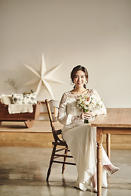 포토 JPG 스튜디오촬영 전신 여자 행복 신부 부케 웨딩드레스 결혼 탁자 실내 한명 미소 들기 앉기 20대 성인 앞모습 한국인 다리꼬기 설레임 성인여자한명만 웨딩촬영 스몰웨딩 국내포토 1 드레스 감정 뷰포인트 꽃다발 가구 모션 표정 사람 동양인 이벤트 청년 내부 기념사진 여자한명만 성인여자만 파일형식