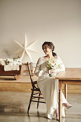 포토 JPG 스튜디오촬영 전신 여자 행복 신부 부케 웨딩드레스 결혼 탁자 실내 한명 들기 앉기 20대 성인 앞모습 한국인 다리꼬기 설레임 성인여자한명만 웨딩촬영 스몰웨딩 국내포토 1 드레스 감정 뷰포인트 꽃다발 가구 모션 사람 동양인 이벤트 청년 내부 기념사진 여자한명만 성인여자만 파일형식