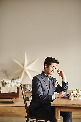 포토 JPG 스튜디오촬영 남자 행복 신랑 결혼 탁자 실내 한명 미소 앉기 정장 턱시도 손짓 상반신 20대 성인 옆모습 한국인 설레임 성인남자한명만 웨딩촬영 스몰웨딩 국내포토 1 옷 감정 뷰포인트 가구 모션 표정 사람 동양인 이벤트 청년 내부 기념사진 남자한명만 성인남자만 파일형식