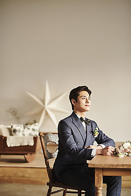 포토 JPG 스튜디오촬영 응시 남자 꽃 행복 신랑 결혼 탁자 실내 한명 미소 앉기 정장 턱시도 상반신 20대 성인 옆모습 한국인 고개들기 설레임 성인남자한명만 웨딩촬영 스몰웨딩 국내포토 식물 1 시선 옷 감정 뷰포인트 가구 모션 표정 사람 동양인 이벤트 청년 내부 기념사진 남자한명만 성인남자만 파일형식