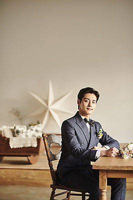 포토 JPG 스튜디오촬영 응시 남자 꽃 행복 신랑 결혼 탁자 실내 한명 미소 앉기 정장 턱시도 상반신 20대 성인 옆모습 한국인 설레임 성인남자한명만 웨딩촬영 스몰웨딩 국내포토 식물 1 시선 옷 감정 뷰포인트 가구 모션 표정 사람 동양인 이벤트 청년 내부 기념사진 남자한명만 성인남자만 파일형식