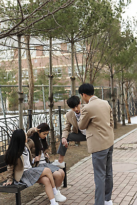 포토 JPG 주간 전신 응시 여자 남자 교복 벤치 청소년 고등학생 고개숙이기 서기 들기 앉기 여러명 야외 앞모습 옆모습 10대 한국인 다리꼬기 누름 무서움 사회이슈 다리들기 학교폭력 전자담배 십대만 국내포토 자연요소 학생 시선 옷 감정 뷰포인트 다수 컨셉 의자 모션 담배 숙이기 사람 동양인 폭력 파일형식