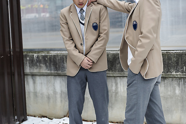 포토 JPG 주간 남자 교복 청소년 고등학생 상반신 야외 두명 앞모습 옆모습 10대 한국인 잡기 무서움 사회이슈 주머니손 손모으기 학교폭력 십대만 십대남자만 성인남자만 국내포토 자연요소 학생 옷 감정 뷰포인트 컨셉 모션 사람 동양인 손짓 폭력 남자만 성인만 파일형식