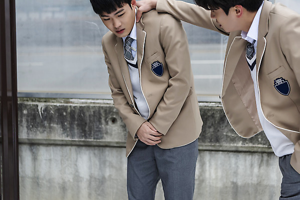 포토 JPG 주간 응시 남자 교복 청소년 고등학생 상반신 야외 두명 앞모습 옆모습 10대 한국인 잡기 무서움 사회이슈 주머니손 손모으기 학교폭력 십대만 십대남자만 성인남자만 국내포토 자연요소 학생 시선 옷 감정 뷰포인트 컨셉 모션 사람 동양인 손짓 폭력 남자만 성인만 파일형식
