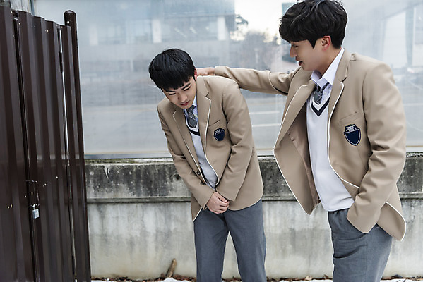 포토 JPG 주간 응시 남자 교복 청소년 고등학생 상반신 야외 두명 앞모습 옆모습 10대 한국인 잡기 무서움 사회이슈 주머니손 손모으기 학교폭력 십대남자만 국내포토 자연요소 학생 시선 옷 감정 뷰포인트 컨셉 모션 사람 동양인 손짓 폭력 남자만 십대만 파일형식