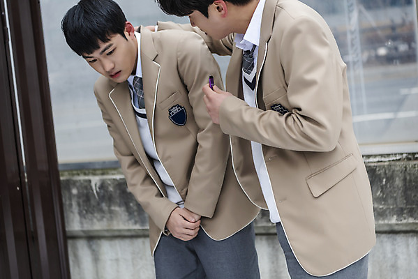 포토 JPG 주간 응시 남자 교복 청소년 고등학생 흡연 담배 고개숙이기 상반신 야외 두명 앞모습 옆모습 10대 한국인 잡기 무서움 사회이슈 손모으기 학교폭력 전자담배 십대만 십대남자만 성인남자만 국내포토 자연요소 학생 시선 옷 감정 뷰포인트 컨셉 모션 숙이기 사람 동양인 손짓 폭력 남자만 성인만 파일형식