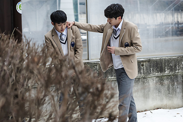 포토 JPG 주간 응시 남자 교복 청소년 고등학생 상반신 야외 두명 앞모습 옆모습 10대 한국인 잡기 무서움 사회이슈 학교폭력 전자담배 십대만 십대남자만 성인남자만 국내포토 자연요소 학생 시선 옷 감정 뷰포인트 컨셉 모션 담배 사람 동양인 폭력 남자만 성인만 파일형식