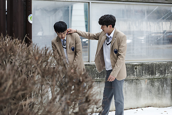 포토 JPG 주간 응시 남자 교복 청소년 고등학생 상반신 야외 두명 앞모습 옆모습 10대 한국인 잡기 무서움 사회이슈 학교폭력 십대만 십대남자만 성인남자만 국내포토 자연요소 학생 시선 옷 감정 뷰포인트 컨셉 모션 사람 동양인 폭력 남자만 성인만 파일형식