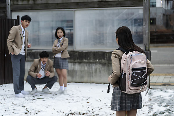 포토 JPG 주간 전신 응시 여자 남자 교복 겨울 청소년 고등학생 흡연 담배 서기 들기 여러명 상반신 야외 앞모습 옆모습 아웃포커스 10대 팔짱 한국인 사회이슈 주머니손 웅크림 학교폭력 전자담배 십대만 국내포토 자연요소 학생 시선 옷 계절 뷰포인트 다수 컨셉 모션 촬영기법 사람 동양인 폭력 파일형식