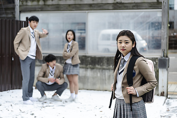 포토 JPG 주간 전신 응시 여자 남자 교복 겨울 청소년 고등학생 흡연 담배 서기 들기 손짓 여러명 상반신 야외 앞모습 옆모습 아웃포커스 10대 팔짱 한국인 사회이슈 주머니손 웅크림 학교폭력 전자담배 십대만 국내포토 자연요소 학생 시선 옷 계절 뷰포인트 다수 컨셉 모션 촬영기법 사람 동양인 폭력 파일형식