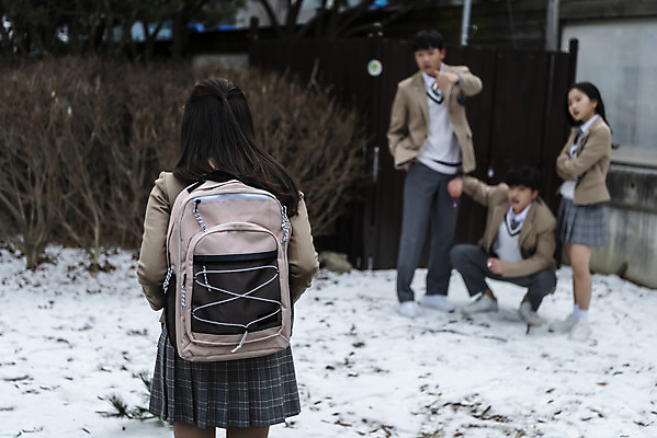 포토 JPG 주간 전신 여자 남자 교복 겨울 청소년 고등학생 흡연 담배 서기 들기 손짓 여러명 상반신 야외 앞모습 뒷모습 아웃포커스 10대 팔짱 한국인 사회이슈 주머니손 웅크림 학교폭력 전자담배 십대만 국내포토 자연요소 학생 옷 계절 뷰포인트 다수 컨셉 모션 촬영기법 사람 동양인 폭력 파일형식