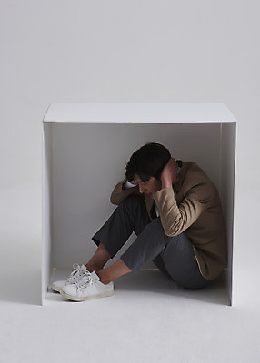 포토 JPG 스튜디오촬영 전신 남자 교복 청소년 고등학생 스트레스 실내 한명 앉기 옆모습 10대 상자 어둠 한국인 고독 무서움 귀막기 사회이슈 괴로움 흰배경 웅크림 갇힘 왕따 우울감 십대남자한명만 PTSD 국내포토 1 학생 옷 감정 뷰포인트 백그라운드 컨셉 모션 사람 동양인 손짓 내부 흰색 질병 남자한명만 십대남자만 파일형식