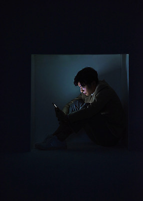 포토 JPG 스튜디오촬영 전신 응시 남자 교복 청소년 고등학생 스트레스 실내 한명 들기 앉기 옆모습 10대 빛 스마트폰 상자 어둠 한국인 고독 무서움 사회이슈 괴로움 웅크림 갇힘 왕따 우울감 십대남자한명만 PTSD 국내포토 1 학생 시선 옷 감정 뷰포인트 컨셉 모션 사람 동양인 내부 핸드폰 스마트기기 질병 남자한명만 십대남자만 파일형식