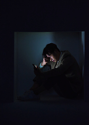 포토 JPG 스튜디오촬영 전신 남자 교복 청소년 고등학생 스트레스 실내 한명 들기 앉기 옆모습 10대 빛 스마트폰 상자 눈감음 어둠 한국인 고독 무서움 사회이슈 괴로움 웅크림 갇힘 왕따 우울감 십대남자한명만 PTSD 국내포토 1 학생 옷 감정 뷰포인트 컨셉 모션 사람 동양인 내부 핸드폰 스마트기기 질병 남자한명만 십대남자만 파일형식