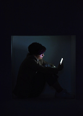 포토 JPG 스튜디오촬영 전신 남자 교복 청소년 고등학생 스트레스 실내 한명 들기 앉기 옆모습 10대 빛 스마트폰 어둠 한국인 고독 무서움 사회이슈 괴로움 웅크림 갇힘 왕따 우울감 십대남자한명만 PTSD 국내포토 1 학생 옷 감정 뷰포인트 컨셉 모션 사람 동양인 내부 핸드폰 스마트기기 질병 남자한명만 십대남자만 파일형식