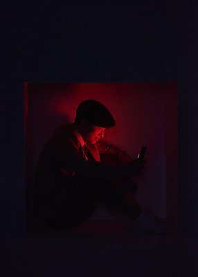 포토 JPG 스튜디오촬영 전신 응시 남자 교복 청소년 고등학생 실내 한명 미소 들기 앉기 옆모습 10대 빛 스마트폰 상자 어둠 한국인 사회이슈 웅크림 갇힘 십대남자한명만 국내포토 1 학생 시선 옷 뷰포인트 컨셉 모션 표정 사람 동양인 내부 핸드폰 스마트기기 남자한명만 십대남자만 파일형식