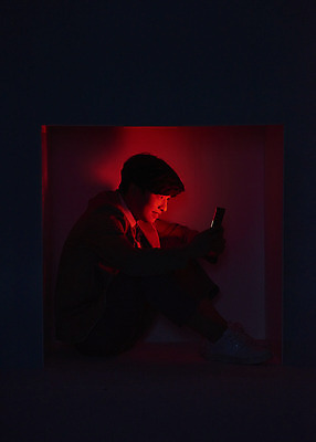 포토 JPG 스튜디오촬영 전신 응시 남자 교복 청소년 고등학생 실내 한명 들기 앉기 옆모습 10대 빛 스마트폰 어둠 한국인 사회이슈 웅크림 갇힘 십대남자한명만 국내포토 1 학생 시선 옷 뷰포인트 컨셉 모션 사람 동양인 내부 핸드폰 스마트기기 남자한명만 십대남자만 파일형식