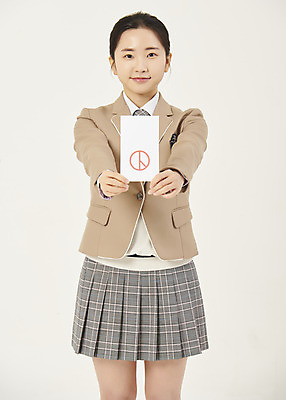 포토 JPG 스튜디오촬영 학생 여자 교복 청소년 고등학생 실내 한명 미소 들기 상반신 앞모습 10대 한국인 투표 선거 사회이슈 손내밀기 투표용지 선거권 십대여자한명만 베이지색배경 기표문양 유권자 국내포토 1 문양 옷 뷰포인트 백그라운드 컨셉 모션 표정 사람 동양인 손짓 내부 민주주의 베이지색 여자한명만 십대여자만 파일형식