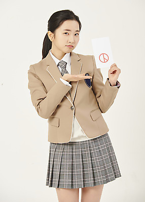 포토 JPG 스튜디오촬영 학생 여자 교복 청소년 고등학생 실내 한명 들기 상반신 앞모습 10대 한국인 가리킴 투표 선거 사회이슈 투표용지 선거권 십대여자한명만 베이지색배경 기표문양 유권자 국내포토 1 문양 옷 뷰포인트 백그라운드 컨셉 모션 사람 동양인 손짓 내부 민주주의 베이지색 여자한명만 십대여자만 파일형식