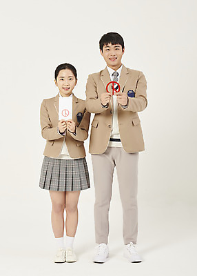 포토 JPG 스튜디오촬영 전신 학생 여자 남자 교복 청소년 고등학생 실내 서기 미소 들기 두명 앞모습 10대 한국인 투표 선거 사회이슈 손내밀기 투표용지 선거권 십대만 베이지색배경 기표문양 유권자 국내포토 문양 옷 뷰포인트 백그라운드 컨셉 모션 표정 사람 동양인 손짓 내부 민주주의 베이지색 파일형식