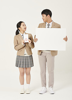 포토 JPG 스튜디오촬영 전신 학생 배너 여자 남자 교복 청소년 고등학생 사각프레임 실내 서기 미소 들기 두명 앞모습 10대 마주보기 한국인 투표 선거 사회이슈 선거권 십대만 베이지색배경 유권자 국내포토 옷 뷰포인트 백그라운드 컨셉 모션 프레임 표정 사람 동양인 내부 사각형 민주주의 베이지색 파일형식