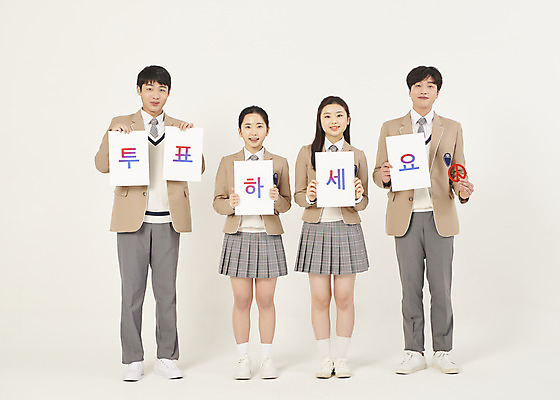 포토 JPG 스튜디오촬영 전신 학생 배너 여자 남자 교복 청소년 고등학생 실내 서기 들기 여러명 앞모습 10대 친구 한국인 투표 선거 사회이슈 선거권 십대만 베이지색배경 기표문양 유권자 국내포토 문양 옷 뷰포인트 다수 백그라운드 컨셉 관계 모션 사람 동양인 내부 민주주의 베이지색 파일형식