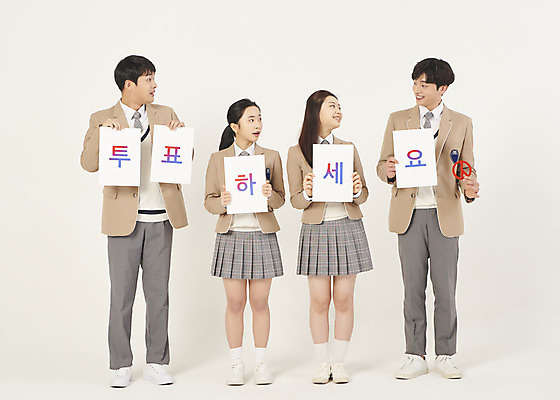 포토 JPG 스튜디오촬영 전신 학생 배너 응시 여자 남자 교복 청소년 고등학생 실내 서기 미소 들기 여러명 앞모습 10대 친구 마주보기 한국인 투표 선거 사회이슈 선거권 십대만 베이지색배경 유권자 국내포토 시선 옷 뷰포인트 다수 백그라운드 컨셉 관계 모션 표정 사람 동양인 내부 민주주의 베이지색 파일형식