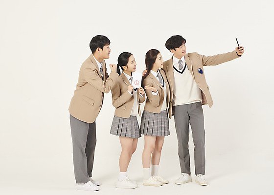 포토 JPG 스튜디오촬영 전신 학생 여자 남자 교복 청소년 고등학생 어깨동무 실내 서기 들기 손짓 여러명 옆모습 10대 친구 파이팅 한국인 셀프카메라 투표 선거 사회이슈 투표용지 선거권 십대만 베이지색배경 유권자 국내포토 옷 뷰포인트 포즈 다수 백그라운드 컨셉 관계 모션 사람 동양인 내부 사진촬영 민주주의 베이지색 파일형식