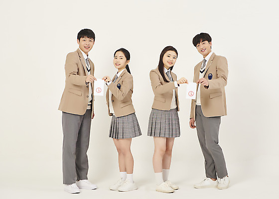 포토 JPG 스튜디오촬영 전신 학생 여자 남자 교복 청소년 고등학생 실내 서기 미소 들기 여러명 옆모습 10대 친구 한국인 잡기 투표 선거 사회이슈 투표용지 선거권 십대만 베이지색배경 유권자 국내포토 옷 뷰포인트 다수 백그라운드 컨셉 관계 모션 표정 사람 동양인 내부 민주주의 베이지색 파일형식