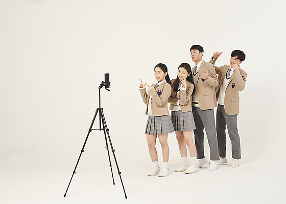 포토 JPG 스튜디오촬영 전신 학생 여자 남자 교복 포즈 청소년 고등학생 실내 서기 손짓 여러명 옆모습 10대 친구 스마트폰 한국인 삼각대 줄서기 십대만 베이지색배경 유튜버 영상촬영 숏폼 챌린지 국내포토 옷 캠페인 뷰포인트 다수 백그라운드 관계 모션 사람 동양인 내부 핸드폰 스마트기기 촬영 신조어 베이지색 파일형식 크리에이터