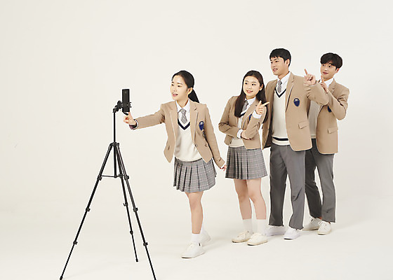 포토 JPG 스튜디오촬영 전신 학생 여자 남자 교복 청소년 고등학생 실내 서기 손짓 여러명 옆모습 10대 친구 스마트폰 터치 한국인 삼각대 줄서기 십대만 베이지색배경 유튜버 영상촬영 숏폼 챌린지 국내포토 옷 캠페인 뷰포인트 다수 백그라운드 관계 모션 사람 동양인 내부 핸드폰 스마트기기 촬영 신조어 베이지색 파일형식 크리에이터